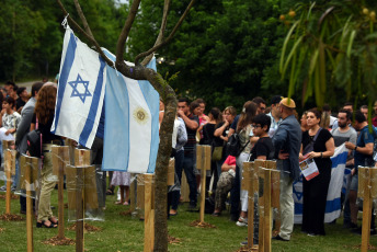 Tucumán, Argentina.- In the photos taken on November 14, 2023, two hundred and forty stakes with the portraits, name and surname of those kidnapped by Hamas were placed in the Horco Molle roundabout, in the city of Yerba Buena. With the signature of 58,000 people, the organizations of the Jewish community of Argentina, the seventh in the world, asked Fernández to seek mediation from the UN and the Red Cross, while the Argentine Government contacts Egypt, Qatar and the Palestinian National Authority.