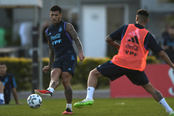 Buenos Aires, Argentina.- En las fotos tomadas el 14 de noviembre del 2023, la Selección Argentina, encabezada por Lionel Messi, durante una sesión de entrenamiento en Ezeiza, prepara la última doble fecha de Eliminatorias Sudamericanas del año, en la que enfrentará a Uruguay y Brasil. La Albiceleste, recibirá a la Celeste este jueves (16) en La Bombonera y visitará a Brasil el próximo martes en el Maracaná.