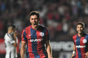 Buenos Aires, Argentina.- In the photos taken on November 27, 2023, during the match between San Lorenzo and Central Córdoba at the Nuevo Gasómetro Stadium. San Lorenzo managed to beat Central Córdoba 2-0 thanks to Jalil Elías' goal and Gastón Hernández's header and, thanks to Estudiantes de La Plata's draw against Lanús, finally ensuring their return to CONMEBOL Libertadores 2024.