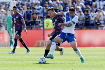 Buenos Aires, Argentina.- In the photos taken on November 5, 2023, during the match between Vélez Sarsfield and Talleres de Córdoba in a match valid for date 12 of Zone A at the José Amalfitani stadium. Vélez Sarsfield and Talleres de Córdoba tied 1-1. Rodrigo Garro and Claudio Aquino, both in the first half, scored the goals. The VAR, led by Mauro Vigilano, annulled a goal that Lautaro Ovando scored for the visit.