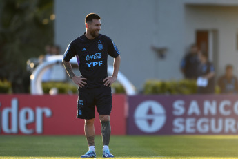 Buenos Aires, Argentina.- In the photos taken on November 14, 2023, the Argentine National Team, led by Lionel Messi, during a training session in Ezeiza, prepares the last double date of the South American Qualifiers of the year, in which it will face Uruguay and Brazil. The Albiceleste will host the Celeste this Thursday (16) at La Bombonera and will visit Brazil next Tuesday at the Maracaná.