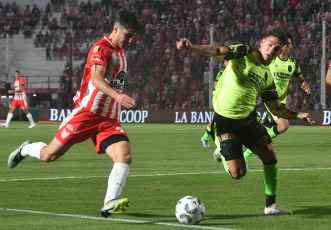 Córdoba, Argentina.- In the photos taken on November 13, 2023, during the match between Instituto de Córdoba and Barracas Central, in a match on the 13th round of the League Cup at the Estadio Monumental Presidente Perón. Instituto tied 0-0 with Barracas Central. On the last date, Barracas will host Argentinos Juniors and Instituto will visit River Plate.