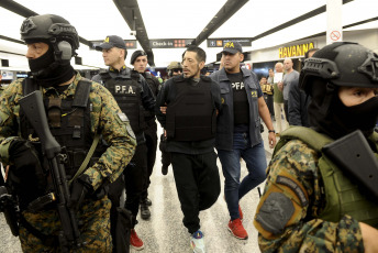 Buenos Aires, Argentina.- En las fotos tomadas el 15 de noviembre del 2023, el narcotraficante peruano Raúl Martín Maylli Rivera, más conocido por su apodo "Dumbo", quien había sido detenido en octubre del año pasado en la ciudad de Lima tras permanecer prófugo casi un año y medio de la Justicia argentina, llegó extraditado a Argentina para ser juzgado como jefe de una organización dedicada a la venta de drogas en el barrio Padre Mugica, en Villa Lugano, confirmaron fuentes policiales y judiciales.