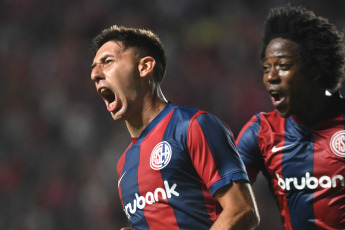 Buenos Aires, Argentina.- In the photos taken on November 27, 2023, during the match between San Lorenzo and Central Córdoba at the Nuevo Gasómetro Stadium. San Lorenzo managed to beat Central Córdoba 2-0 thanks to Jalil Elías' goal and Gastón Hernández's header and, thanks to Estudiantes de La Plata's draw against Lanús, finally ensuring their return to CONMEBOL Libertadores 2024.