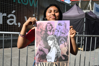 Buenos Aires, Argentina.- En las fotos tomadas el 8 de noviembre del 2023, algunos fans se congregaron en las afueras del Hotel Four Season, ubicado en el barrio porteño de Retiro donde Taylor Swift se hospeda desde su llegada. Este jueves, la artista dará el primero de los tres shows —9, 10 y 11 de noviembre— en el estadio de River Plate, con entradas agotadas, como parte de su gira The Eras Tour.