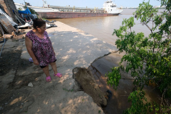 Corrientes, Argentina.- In the photos taken on November 8, 2023, Corrientes registers more than a thousand evacuees and a large number of self-evacuated families in riverside towns due to the rising of the Paraná and Uruguay rivers, reported the Defense Directorate of Civil Defense of the province, although they announced that the start of the downspout is expected, which would begin in 48 or 72 hours. The head of Civil Defense Operations, Orlando Bertoni, confirmed that those affected would exceed 1,200 people, including evacuees and self-evacuees.