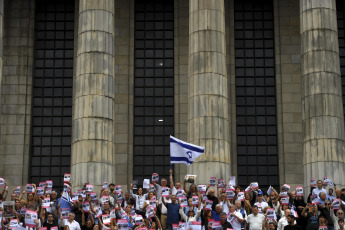 Buenos Aires- In the photo taken on November 17, 2023, students, graduates and university professors expressed their concern about the increase of anti-Semitic slogans in universities as a result of the conflict between Israel and the Palestinian Islamist movement Hamas, and gathered on the steps of the Law School of the University of Buenos Aires (UBA) where they demanded the release of more than two hundred hostages kidnapped on October 7.