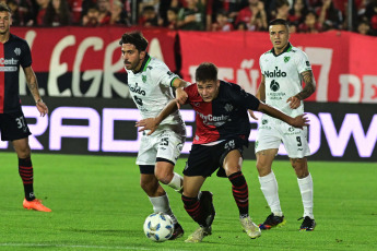 Rosario, Argentina.- In the photos taken on November 5, 2023, during the match between Sarmiento and Newell's for matchday 12 of the League Cup at the Marcelo Bielsa Stadium. Sarmiento de Junín struck the blow in Rosario and beat Newell's 1-0 with a goal from Juan Cruz Kaprof.