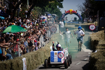 Buenos Aires, Argentina.- In the photos taken on November 12, 2023, people participate in the Crazy Car Race in Buenos Aires. The event included 30 vehicles that competed in the descent of Carlos Pellegrini and Avenida del Libertador, in the Retiro neighborhood of Buenos Aires, before more than 30,000 spectators who were motorsport fans.