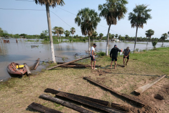 Corrientes, Argentina.- In the photos taken on November 8, 2023, Corrientes registers more than a thousand evacuees and a large number of self-evacuated families in riverside towns due to the rising of the Paraná and Uruguay rivers, reported the Defense Directorate of Civil Defense of the province, although they announced that the start of the downspout is expected, which would begin in 48 or 72 hours. The head of Civil Defense Operations, Orlando Bertoni, confirmed that those affected would exceed 1,200 people, including evacuees and self-evacuees.