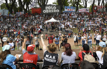 Buenos Aires, Argentina.- En las fotos tomadas el 23 de noviembre del 2023, organizaciones sociales, entre ellas el polo Obrero, realizan un plenario nacional piquetero contra las medidas anunciadas por el Presidente electo Javier Milei. Delegados de todo el país discutirán un "plan de lucha contra el ajuste" y luego marcharán a Plaza de Mayo para acompañar a las Madres de Plaza de Mayo, en rechazo al negacionismo del terrorismo de Estado.