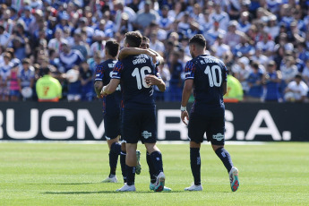 Buenos Aires, Argentina.- In the photos taken on November 5, 2023, during the match between Vélez Sarsfield and Talleres de Córdoba in a match valid for date 12 of Zone A at the José Amalfitani stadium. Vélez Sarsfield and Talleres de Córdoba tied 1-1. Rodrigo Garro and Claudio Aquino, both in the first half, scored the goals. The VAR, led by Mauro Vigilano, annulled a goal that Lautaro Ovando scored for the visit.