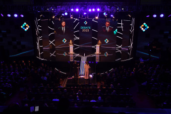 Buenos Aires, Argentina.- En las fotos tomadas el 12 de noviembre del 2023, los candidatos presidenciales, Sergio Massa y Javier Milei se enfrentan cara a cara y exponen seis ejes temáticos durante el último debate presidencial en Argentina. Argentina ha llegado a la última semana de campaña electoral tras cinco meses enfrascada en elecciones. Los argentinos votarán el próximo 19 de noviembre en una segunda vuelta que definirá quién será el próximo presidente. Ambos candidatos discutieron sobre economía, relaciones internacionales, seguridad, educación, salud, trabajo y seguridad.