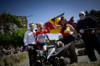 Buenos Aires, Argentina.- En las fotos tomadas el 12 de noviembre del 2023, las personas participan de la Carrera de Autos Locos en Buenos Aires. En evento, contó con 30 vehículos que compitieron en la bajada de Carlos Pellegrini y avenida del Libertador, en el porteño barrio de Retiro, ante más de 30.000 espectadores fanáticos del automovilismo.