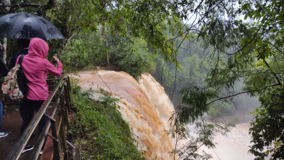 Misiones, Argentina.- En las fotos tomadas el 3 de noviembre del 2023, muestra las Cataratas del Iguazú ubicadas entre Argentina y Brasil tras una histórica crecida, alcanzando un caudal de 24,2 millones de litros por segundo, un récord en casi una década, según el concesionario del Parque. La causa tiene que ver con el fenómeno meteorológico El Niño. Finalmente, las autoridades informaron que el tradicional recorrido será reabierto, al menos en parte, este viernes.