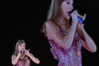 Buenos Aires - In photos from November 9, 2023, Taylor Swift today opened the first of three sold-out shows scheduled in the country at River Plate's Monumental stadium.