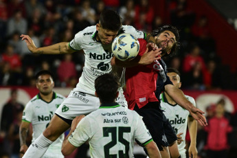 Rosario, Argentina.- In the photos taken on November 5, 2023, during the match between Sarmiento and Newell's for matchday 12 of the League Cup at the Marcelo Bielsa Stadium. Sarmiento de Junín struck the blow in Rosario and beat Newell's 1-0 with a goal from Juan Cruz Kaprof.