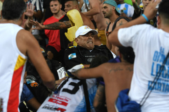 Rio de Janeiro, Brazil.- In the photos taken on November 21, 2023, Albiceleste supporters were repressed by the military police in the stands of the Maracaná stadium in Rio de Janeiro. Faced with the repression by the uniformed men, the players led by Lionel Scaloni came to defend the fans who were being punished by gendarmes. Faced with this, Lionel Messi led the Argentina team by leaving the field of play towards the locker room, which caused the World Cup qualifying match to begin with a 27-minute delay.