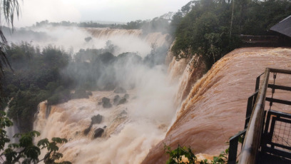 Misiones, Argentina.- In the photos taken on November 3, 2023, the Iguazú Falls located between Argentina and Brazil are shown after a historic flood, reaching a flow of 24.2 million liters per second, a record in almost a decade. , according to the Park concessionaire. The cause has to do with the El Niño meteorological phenomenon. Finally, the authorities reported that the traditional route will be reopened, at least in part, this Friday.