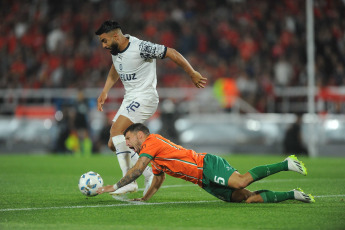 Buenos Aires, Argentina.- In the photos taken on November 12, 2023, during the match between Independiente and Banfield in search of qualification to the quarterfinals of the Professional Football League (LPF) Cup, within continuity of the 13th date of Zone A. Independiente tied without goals with Banfield. El Rojo added a point to be one step away from the quarterfinals of the League Cup and El Taladro took no risks, after guaranteeing a stay in the First Division next season.