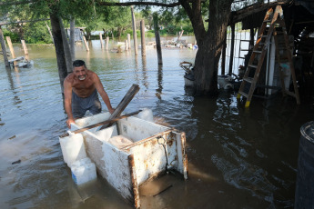 Corrientes, Argentina.- In the photos taken on November 8, 2023, Corrientes registers more than a thousand evacuees and a large number of self-evacuated families in riverside towns due to the rising of the Paraná and Uruguay rivers, reported the Defense Directorate of Civil Defense of the province, although they announced that the start of the downspout is expected, which would begin in 48 or 72 hours. The head of Civil Defense Operations, Orlando Bertoni, confirmed that those affected would exceed 1,200 people, including evacuees and self-evacuees.