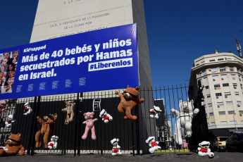 Buenos Aires, Argentina.- In the photos taken on November 6, 2023, about 150 people gathered at the Buenos Aires Obelisk to "make visible and empathize" with the situation of the 240 people who have been kidnapped by the Hamas group since the 7th. last October, a month after the attack against Israel, where different activities come together, such as the exhibition of blindfolded stuffed animals and a truck carrying the faces of the hostages.