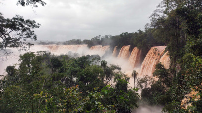 Misiones, Argentina.- En las fotos tomadas el 3 de noviembre del 2023, muestra las Cataratas del Iguazú ubicadas entre Argentina y Brasil tras una histórica crecida, alcanzando un caudal de 24,2 millones de litros por segundo, un récord en casi una década, según el concesionario del Parque. La causa tiene que ver con el fenómeno meteorológico El Niño. Finalmente, las autoridades informaron que el tradicional recorrido será reabierto, al menos en parte, este viernes.