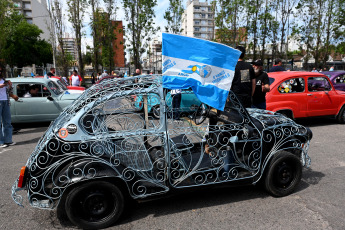 Buenos Aires, Argentina.- En las fotos tomadas el 5 de noviembre del 2023, más de 600 autos Fiat 600 realizaron una colorida caravana que partió desde la pista del Autódromo de la Ciudad de Buenos Aires hasta el "Museo del Fitito", ubicado en el municipio bonaerense de Tres de Febrero, donde se congregaron en busca de un récord Guinness de mayor concentración de estos vehículos.