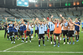 Río de Janeiro, Brasil.- En las fotos tomadas el 21 de noviembre del 2023, durante el partido entre la Selección Argentina y la de Brasil en un clásico que cerró el año de las Eliminatorias Sudamericanas, por la sexta fecha rumbo al Mundial de 2026. En medio de tensiones, la Selección Argentina logró una victoria por 1-0 en la visita a Brasil, lo que le permitió mantenerse en la cima de la tabla y provocarle la primera derrota al equipo local en esta competencia en su país.