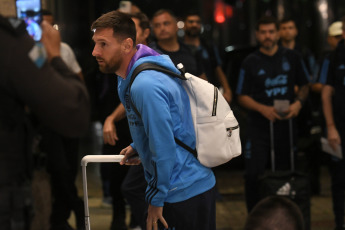 Río de Janeiro, Brasil.- En las fotos tomadas el 20 de noviembre del 2023, el equipo argentino fue recibido en Río de Janeiro por los hinchas y se prepara para el clásico por las Eliminatorias, en el Maracaná. El equipo campeón del mundo, se enfrentará a Brasil por la quinta fecha de las Eliminatorias para el Mundial 2026 que se llevará a cabo en Canadá, Estados Unidos y México.