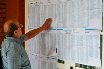 San Luis.- En la foto tomada el 19 de noviembre de 2023, las elecciones en las que se elegirá presidente comenzaron a las 8 en la provincia de Buenos Aires, el distrito más populoso de la Argentina en cantidad de votantes, con un 37