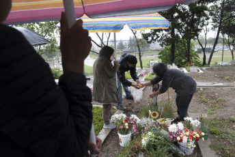 Buenos Aires, Argentina.- En las fotos tomadas el 2 de noviembre del 2023, familias celebraron bajo la lluvia el Día de los Muertos en el cementerio de Flores en Buenos Aires, Argentina. Entre calacas, altares y recorridos, argentinos participaron de la celebración del Día los Muertos con una oferta de murales, videos y altares consagrados a la memoria de sus familiares y amigos.