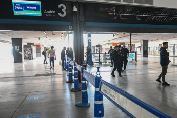 Buenos Aires, Argentina.- In the photos taken on November 8, 2023, the services of the Roca and Sarmiento railway lines operate with delays and cancellations due to bomb threats being received, one of them at the Once terminal, reported the company Trenes Argentinos. The City Police reported that after 7 o'clock two phone calls came in from the same number warning about an alleged explosive device at the Once station.