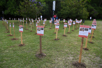 Tucumán, Argentina.- In the photos taken on November 14, 2023, two hundred and forty stakes with the portraits, name and surname of those kidnapped by Hamas were placed in the Horco Molle roundabout, in the city of Yerba Buena. With the signature of 58,000 people, the organizations of the Jewish community of Argentina, the seventh in the world, asked Fernández to seek mediation from the UN and the Red Cross, while the Argentine Government contacts Egypt, Qatar and the Palestinian National Authority.