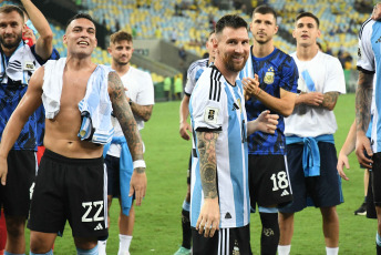 Río de Janeiro, Brasil.- En las fotos tomadas el 21 de noviembre del 2023, durante el partido entre la Selección Argentina y la de Brasil en un clásico que cerró el año de las Eliminatorias Sudamericanas, por la sexta fecha rumbo al Mundial de 2026. En medio de tensiones, la Selección Argentina logró una victoria por 1-0 en la visita a Brasil, lo que le permitió mantenerse en la cima de la tabla y provocarle la primera derrota al equipo local en esta competencia en su país.