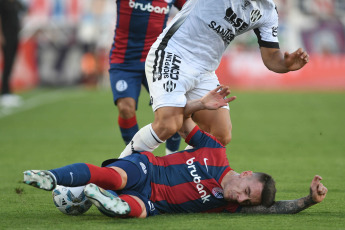 Buenos Aires, Argentina.- In the photos taken on November 27, 2023, during the match between San Lorenzo and Central Córdoba at the Nuevo Gasómetro Stadium. San Lorenzo managed to beat Central Córdoba 2-0 thanks to Jalil Elías' goal and Gastón Hernández's header and, thanks to Estudiantes de La Plata's draw against Lanús, finally ensuring their return to CONMEBOL Libertadores 2024.