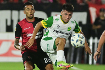 Rosario, Argentina.- In the photos taken on November 27, 2023, during the match between Newell's and Defensa y Justicia at the Marcelo Bielsa stadium in Parque de la Independencia. Newell's beat Defensa y Justicia 3-0 at the close of Gabriel Heinze's technical cycle. A double from Francisco González and a goal from Gustavo Velázquez were the goals for La Lepra.