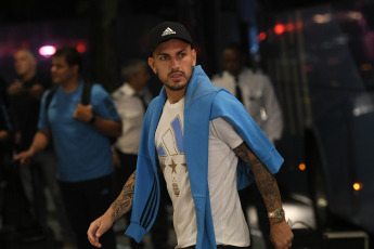 Río de Janeiro, Brasil.- En las fotos tomadas el 20 de noviembre del 2023, el equipo argentino fue recibido en Río de Janeiro por los hinchas y se prepara para el clásico por las Eliminatorias, en el Maracaná. El equipo campeón del mundo, se enfrentará a Brasil por la quinta fecha de las Eliminatorias para el Mundial 2026 que se llevará a cabo en Canadá, Estados Unidos y México.