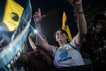 Buenos Aires.- En la foto tomada el 19 de noviembre de 2023, los militantes de La libertad Avanza (LLA), partido político del nuevo presidente Javier Milei.