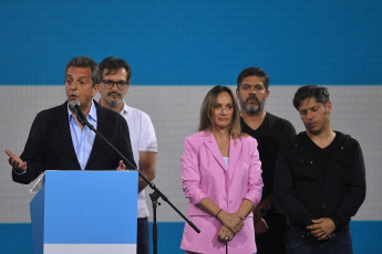 Buenos Aires.- En la foto tomada el 19 de noviembre de 2023, el candidato presidencial de Unión por la Patria (UxP), Sergio Massa, reconoció hoy la derrota en el balotaje frente al postulante de La Libertad Avanza (LLA); Javier Milei, a quien llamó para felicitarlo.