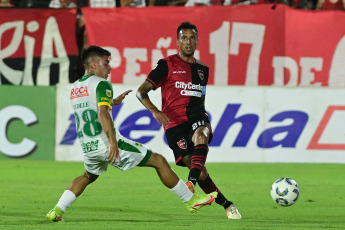 Rosario, Argentina.- In the photos taken on November 27, 2023, during the match between Newell's and Defensa y Justicia at the Marcelo Bielsa stadium in Parque de la Independencia. Newell's beat Defensa y Justicia 3-0 at the close of Gabriel Heinze's technical cycle. A double from Francisco González and a goal from Gustavo Velázquez were the goals for La Lepra.