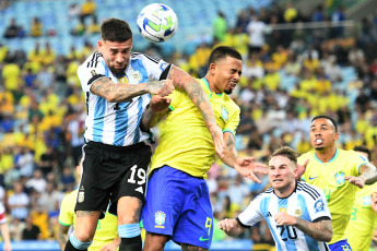 Río de Janeiro, Brasil.- En las fotos tomadas el 21 de noviembre del 2023, durante el partido entre la Selección Argentina y la de Brasil en un clásico que cerró el año de las Eliminatorias Sudamericanas, por la sexta fecha rumbo al Mundial de 2026. En medio de tensiones, la Selección Argentina logró una victoria por 1-0 en la visita a Brasil, lo que le permitió mantenerse en la cima de la tabla y provocarle la primera derrota al equipo local en esta competencia en su país.