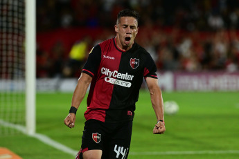 Rosario, Argentina.- In the photos taken on November 27, 2023, during the match between Newell's and Defensa y Justicia at the Marcelo Bielsa stadium in Parque de la Independencia. Newell's beat Defensa y Justicia 3-0 at the close of Gabriel Heinze's technical cycle. A double from Francisco González and a goal from Gustavo Velázquez were the goals for La Lepra.