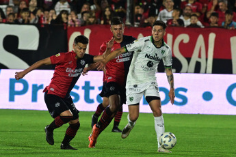 Rosario, Argentina.- In the photos taken on November 5, 2023, during the match between Sarmiento and Newell's for matchday 12 of the League Cup at the Marcelo Bielsa Stadium. Sarmiento de Junín struck the blow in Rosario and beat Newell's 1-0 with a goal from Juan Cruz Kaprof.