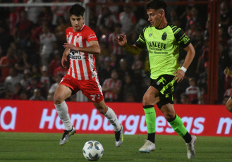 Córdoba, Argentina.- En las fotos tomadas el 13 de noviembre del 2023, durante el partido entre Instituto de Córdoba y Barracas Central, en un encuentro de la 13era fecha de la Copa de la Liga en el Estadio Monumental Presidente Perón. Instituto igualó 0-0 con Barracas Central. En la última fecha, Barracas recibirá a Argentinos Juniors e Instituto visitará a River Plate.