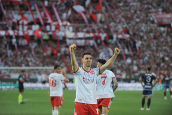 La Plata, Argentina.- In the photos taken on November 27, 2023, during the match between Estudiantes and Lanús on the last date of Zone B of the Professional League Cup at the Jorge Luis Hirschi stadium. Estudiantes tied 1-1 with Lanús. Both finished in Copa Sudamericana positions and León will be able to reach the Libertadores only if they win the Argentine Cup.