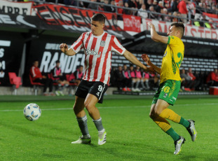 La Plata, Argentina.- In the photos taken on November 5, 2023, Estudiantes de La Plata faced Defensa y Justicia in the continuity of date 12 of Zone B in the Professional League Cup at the Jorge Luis Hirschi Stadium . Estudiantes de La Plata defeated Defensa y Justicia 2-1 Thanks to the goals of Franco Zapiola and Fernando Zuqui (Tomás Cardona scored a penalty), the La Plata team added three points for the fight to enter the Libertadores.