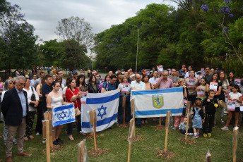 Tucumán, Argentina.- In the photos taken on November 14, 2023, two hundred and forty stakes with the portraits, name and surname of those kidnapped by Hamas were placed in the Horco Molle roundabout, in the city of Yerba Buena. With the signature of 58,000 people, the organizations of the Jewish community of Argentina, the seventh in the world, asked Fernández to seek mediation from the UN and the Red Cross, while the Argentine Government contacts Egypt, Qatar and the Palestinian National Authority.