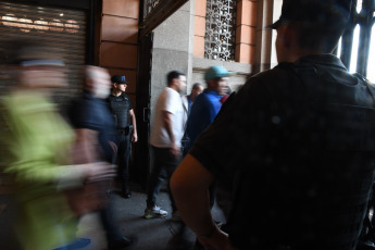 Buenos Aires, Argentina.- In the photos taken on November 9, 2023, the Sarmiento, Roca, Urquiza and Belgrano Sur train lines normalize their services after delays and cancellations due to false bomb threats at the stations Once, Constitución, Lemos and Sáenz, reported the company Trenes Argentinos y Metrovías. Threats also came against the Casa Rosada and two Buenos Aires schools. For the government, these were false threats that seek to "generate fear in the run-up to the runoff," said the Minister of Transportation, Diego Giuliano.