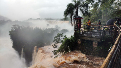 Misiones, Argentina.- In the photos taken on November 3, 2023, the Iguazú Falls located between Argentina and Brazil are shown after a historic flood, reaching a flow of 24.2 million liters per second, a record in almost a decade. , according to the Park concessionaire. The cause has to do with the El Niño meteorological phenomenon. Finally, the authorities reported that the traditional route will be reopened, at least in part, this Friday.